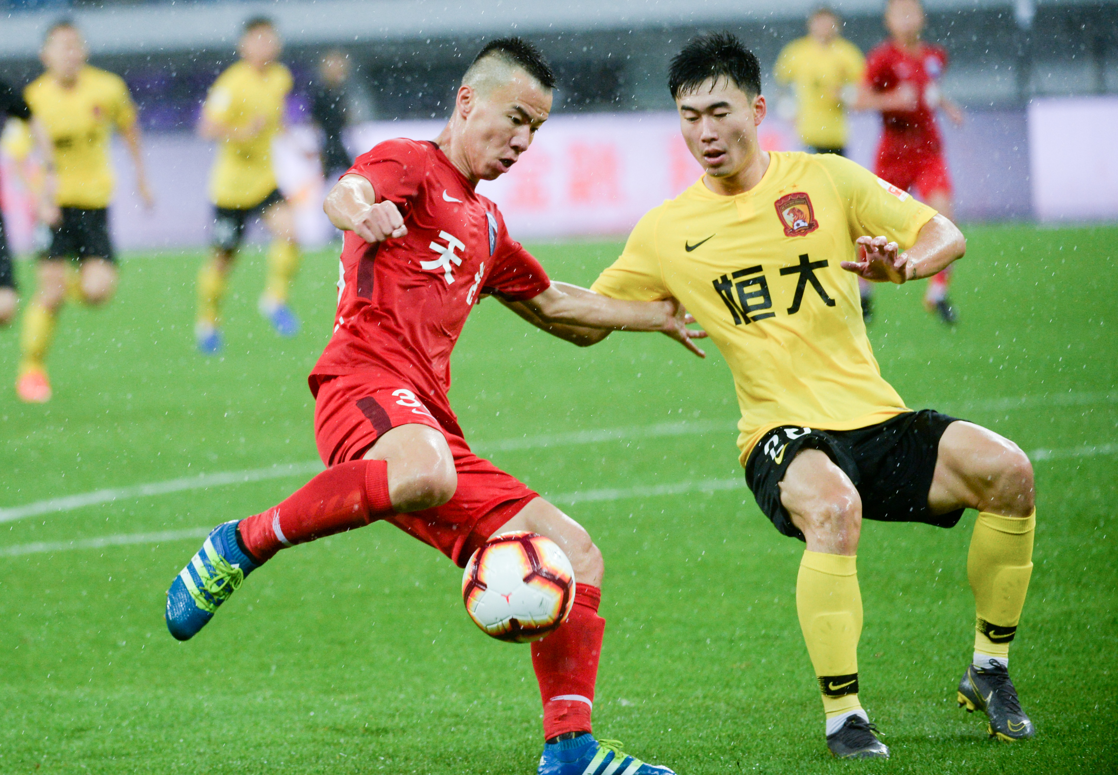 足球报：多支中超球队巨额欠税，以亿元为单位拖欠税款（足球报：多家中超俱乐部拖欠税款，金额以亿元计）