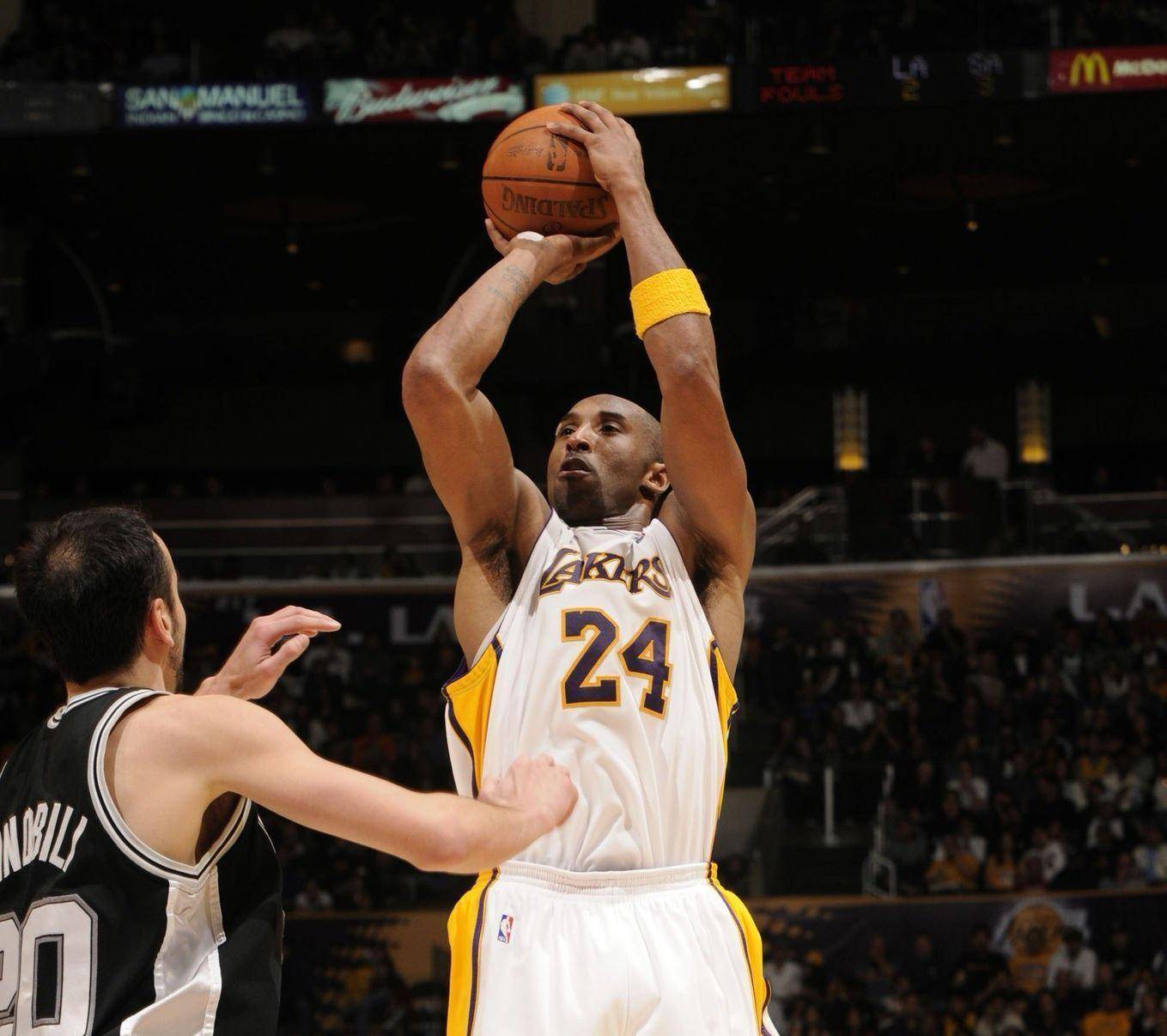 都体：DV9肌肉不适但伤情不重，保险起见周末联赛会替补（都体：DV9肌肉轻微不适无大碍，周末联赛为稳妥将从替补席出发）