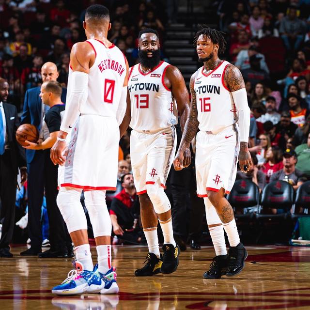 亚沙里稳健复出，80次传球仅失误6次，并送出一次全场最佳进攻机会的长传（亚沙里复出稳如旧：80次传球仅6次失误，一脚长传创造全场最佳良机）