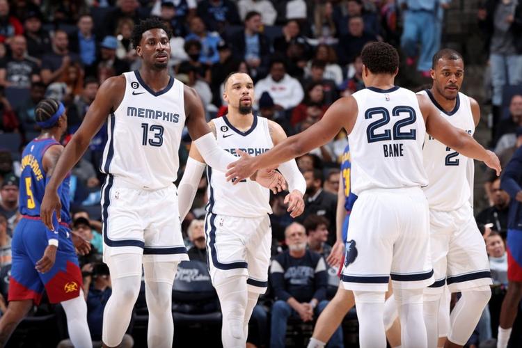 赛前梅州球迷晒多幅Tifo，致敬投资人魏晋平与梅州全体队员（梅州球迷赛前展示多幅Tifo，向投资人魏晋平及全队致敬）